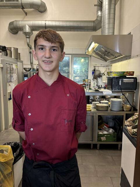 David ist Koch-Lehrling im ersten Jahr in der KostBar in Innermanzing | Foto: Lauren Seywald / MeinBezirk