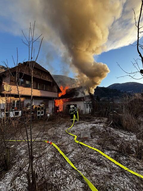 In Radenthein ging ein Nebengebäude in Flammen auf. | Foto: FF Radenthein/FF Untertweng