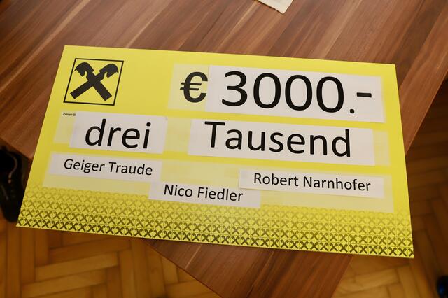 Insgesamt wurden 3.000 Euro überreicht. | Foto: Alfred Mayer