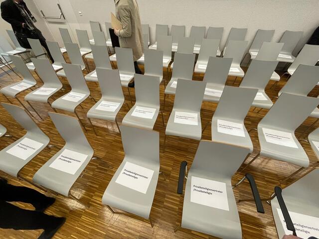 Für Privatbeteiligtenvertreter und Presse wurden Sessel im großen Gerichtssaal reserviert, die Öffentlichkeit konnte auf der Tribüne Platz nehmen. | Foto: Gernot Heigl