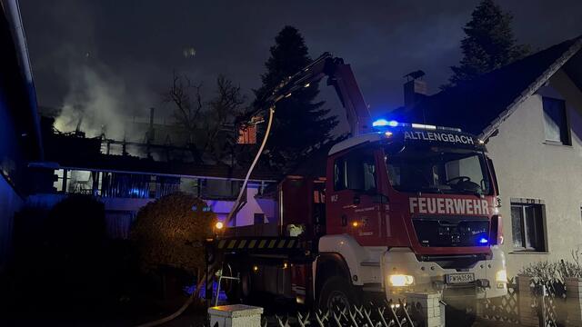 Beim Eintreffen der ersten Einsatzkräfte stand der Dachstuhl eines Bauernhofes in Vollbrand. | Foto: DOKU-NÖ