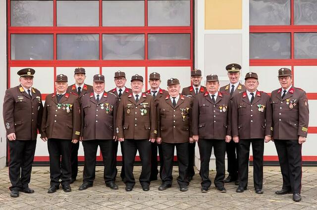 Acht Feuerwehrmännern, hier mit Ehrengästen und Feuerwehrführung, dankte man für 50 Jahre Treue.  | Foto: Edgar Strasser Fotografie