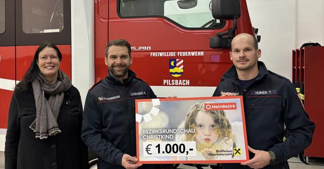 Kommandant Thomas Huemer und Robert Lasinger übergaben den Scheck an Redaktionsleiterin Christine Steiner-Watzinger (v.r.). | Foto: MeinBezirk