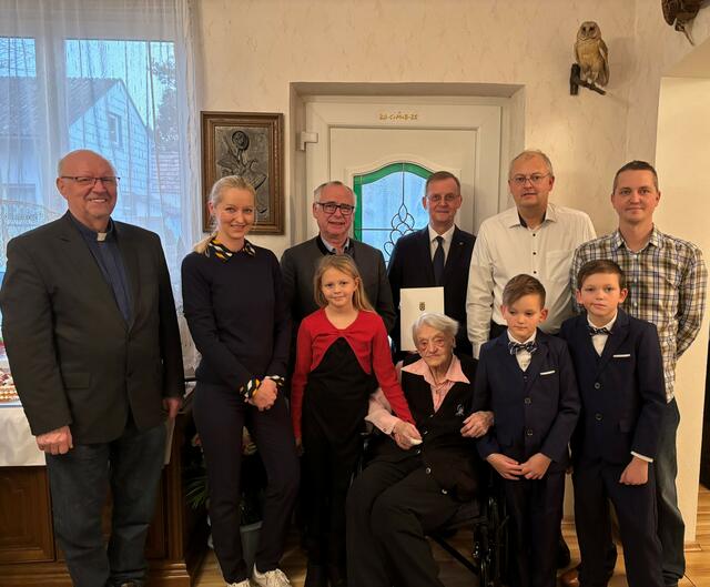 1. Reihe v.L. Hannah-Maria Schreiner, Eleonora Marx, Josef Schreiner jun., Tobias Schreiner
2. Reihe v.l. Pfarrvikar Wladyslaw Strus, Gabriele Kirchmair, Bürgermeister Roman Sigmund, Wolfgang Merkatz, Berndt Schreiner und Josef Schreiner. | Foto: Gemeinde