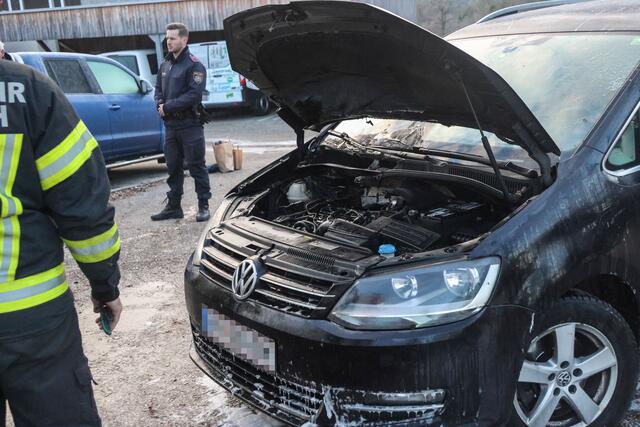 Noch bevor die Feuerwehr eintraf, konnten Ersthelfer den Brand an einem VW in Lambach löschen, der im Motorraum des Fahrzeuges entstanden war. | Foto: laumat.at