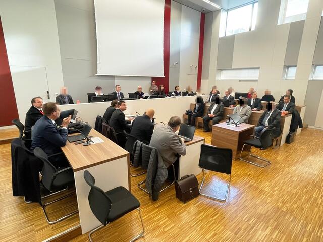 Ohne Vorstands-Chef Martin Pucher findet der 70 Millionen Euro Teil-Prozess im Saal 1 des Landesgerichts Eisenstadt statt. Vier Beschuldigte rund um den Commerzialbank Mattersburg-Skandal müssen sich vor einem Schöffensenat verantworten. | Foto: Gernot Heigl