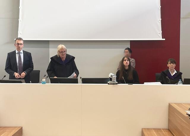 Vorsitzende des Schöffensenats Karin Knöchl (2.v.l.), die zweite Berufsrichterin Doris Halper-Praunias (ganz rechts) und zwei Sachverständige. | Foto: Gernot Heigl