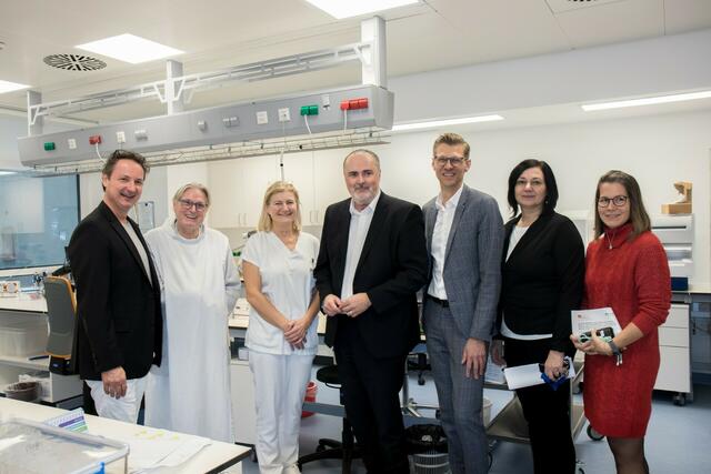 Der Ärztliche Direktor des Krankenhauses der Barmherzigen Brüder, Martin Wehrschütz, Pater Prior Daniel Katzenschläger, die Bereichsleiterin des Labors, Eva Wieser, Landeshauptmann Hans Peter Doskozil, der Geschäftsführer des Krankenhauses der Barmherzigen Brüder Eisenstadt, Robert Maurer, die stellvertretende Pflegedirektorin Susanne Wukovatz und Kaufmännische Direktorin Vanessa Krupka im neuen Zentrallabor.  | Foto: Landesmedienservice Burgenland