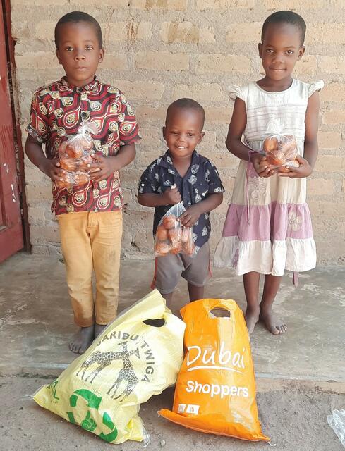 Kinder von "Mama Mektilda". Den Jüngsten hat sie auf meinen Wunsch hin "Markus" getauft. Das ehrt mich!