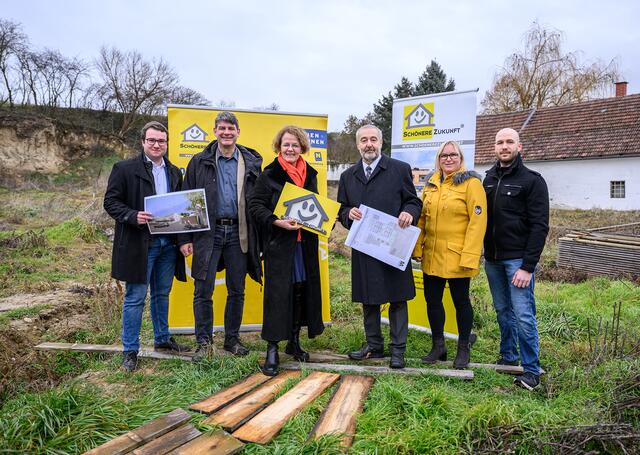Geschäftsführender Gemeinderat Martin Fischer, Schönere Zukunft-Geschäftsführer Stefan Haertl, Landesrätin Christiane Teschl-Hofmeister, Bürgermeister Alois Zetsch, GR Andrea Batelka und Patrick Fuss. | Foto: NLK Burchhart
