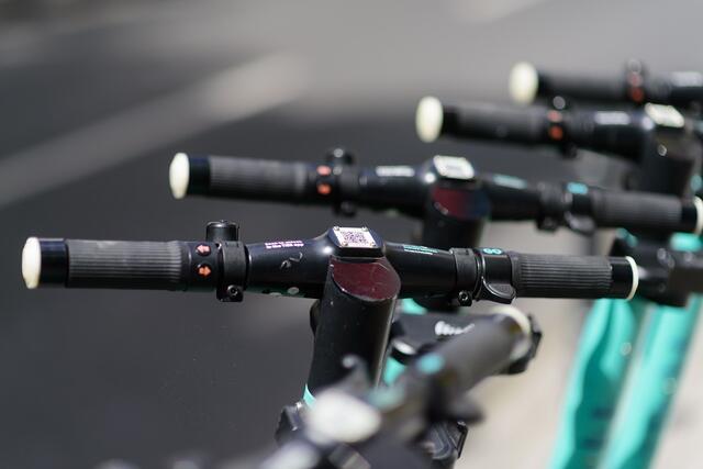 In Zirl kam es am Montagnachmittag zu einem E-Scooter-Unfall. Eine 34-Jährige stürzte beim Versuch, zu beschleunigen, und wurde ins Krankenhaus gebracht. | Foto: Symbolbild © Pixabay/Volzi