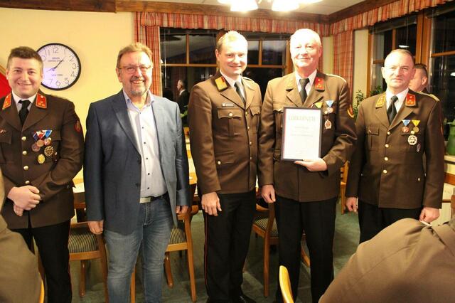Die FF Eisenbirn rund um Kommandant Norbert Haas (re.) ehrte bei der Jahresvollversammlung 2025 mehrere Mitglieder.  | Foto: FF Eisenbirn