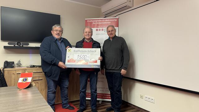 Klemens Steidl (rechts) und Sepp Leimer (links) übergeben die Spende an Johann Eidenhammer (Mitte). | Foto: Inn-Salzach-Classic