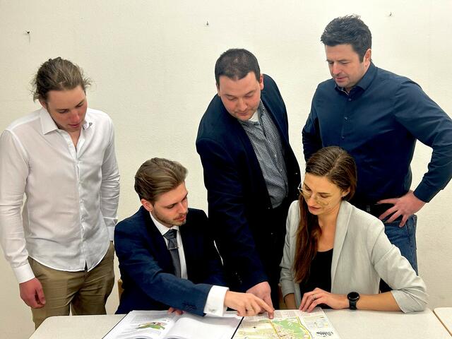 vlbnr: GR Tobias Leister, GR Daniel Albrecht, Vize-BGM Gerald Baumgartlinger
sitzend: Lucas Brandtweiner, Katharina Steininger | Foto: Stadtgemeinde Fischamend