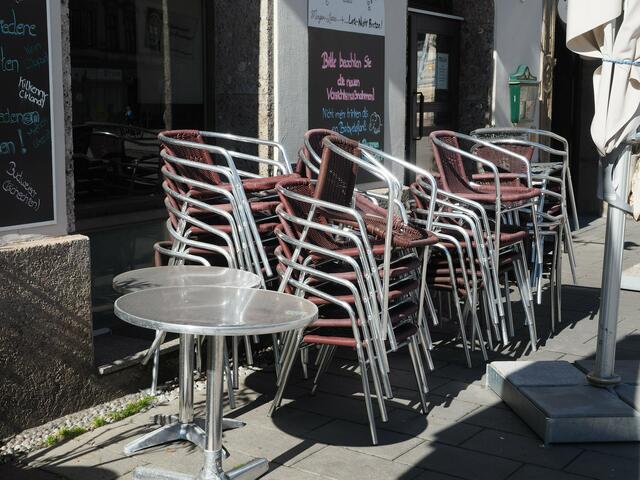 Gastronomen dürfen mittlerweile ihre Schanigärten auch im Winter betreiben. Doch immer öfters werden sie als Lagerplätze für Stühle und Co. verwendet. Das stößt drei Bezirksvorstehern sauer auf. (Symbolfoto) | Foto: Gaube