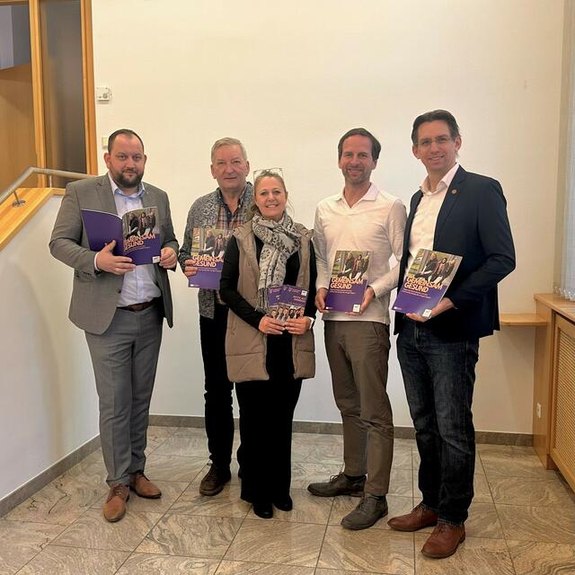Die Kleinregionsbürgermeister Christoph Grassmugg, Franz Labugger, Manfred Rechberger und Joachim Schnabel mit Teamleiterin Elke Zweytik präsentieren das im Rahmen des Projektes erstellte "Community Nurse- Magazin". | Foto: Gemeinde