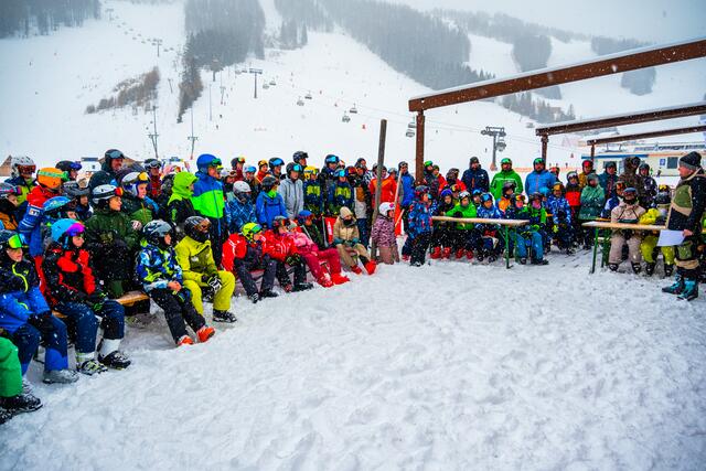 Trotz der winterlichen Temperaturen nahmen insgesamt 214 Jugendliche und Betreuer am Skitag in Hinterstoder teil. | Foto: BFK Kirchdorf/Miller