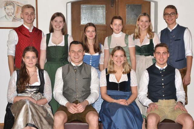 Der Vorstand der LJ Pennewang: 
Vorne: Amelie Steiner (Leiterin Stv.), Johannes Leitenmayr (Leiter), Anja Eckschlager (Leiterin), Kilian Waldenberger (Leiter Stv.)

Hinten: Tristan Zenker (Kassier), Karoline Rumpfhuber (Datenbankreferentin), Christina Grausgruber (Schriftführerin Stv.), Helena Bauer (Kassierin Stv.), Lena Eckschlager (Schriftführerin), Kajetan Waldenberger (Organisationsreferent) | Foto: LJ Pennewang