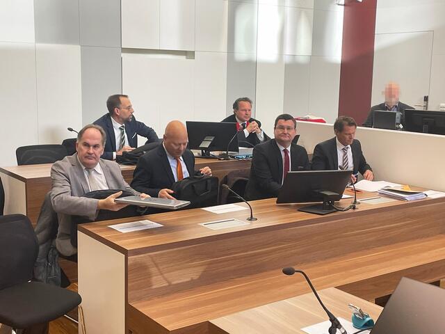 Oberstaatsanwalt Wolfgang Handler (4.v.r.) erläuterte in seinem einstündigen Eröffnungsplädoyer eindrucksvoll, teils mit an Leinwände projizierten Folien, Abläufe und Zusammenhänge dieser "Wirtschaftskriminalität", wie er es nannte. | Foto: Gernot Heigl