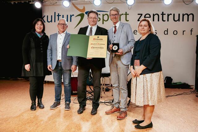 Über das Goldene Ehrenzeichen freute sich auch Manfred Prisching.  | Foto: Marktgemeinde Mettersdorf