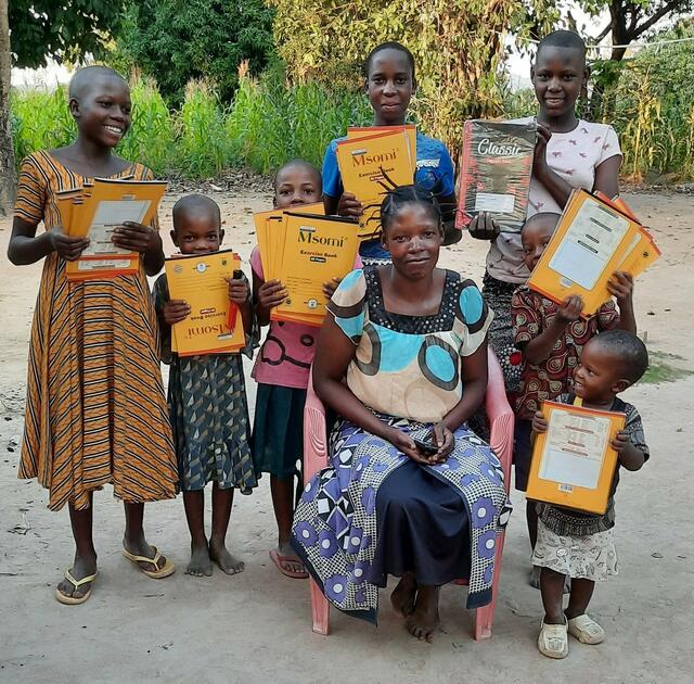 "Mama Mektilda" ist Alleinerzieherin - im Jänner beginnt das neue Schuljahr. Ein Anlass, Hefte, Stifte, Kleidung, Schuhe, Reis, Mehl und Früchte zu kaufen. 