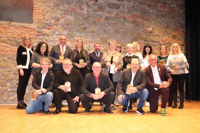 Langjährige Gemeindebedienstete wurden auf die Bühne gebeten und für ihre Treue geehrt.