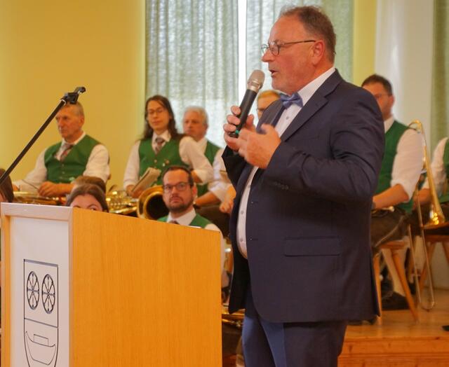 Julbachs Bürgermeister und Gastgeber Johannes Plattner bei seiner Begrüßungsrede bei der St. Anna Preisverleihung. | Foto: Helmut Eder