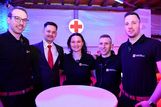 Das Ballkomitee rund um Christoph Jechsmayr (l.), Katrin Haberhauer (m.), Elias Ritt (2. v. r.), Sebastian Bohlheim (r.) und Kerstin Schönauer (nicht am Bild) sowie Bezirksstellengeschäftsführer Daniel Penzendorfer (2. v. l.) durften sich über eine erfolgreiche Ballnacht freuen. | Foto: RKNOE/J. Penzendorfer