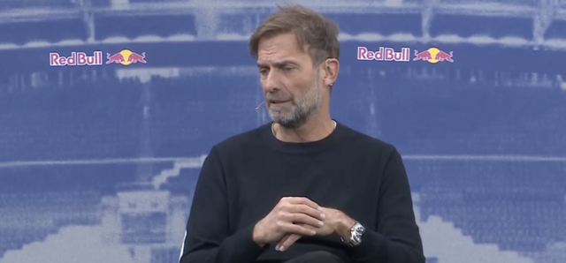 Jürgen Klopp bei seiner offiziellen Präsentation im Hangar 7. Die neue Aufgabe fühlt sich "sehr gut für mich an. Es ist der perfekte Moment in meinem Leben, um diese Aufgabe jetzt zu machen." Er kann sich gut mit Red Bull identifizieren und will den Wert der Marke im Fußball weiter steigern. | Foto: Screenshot