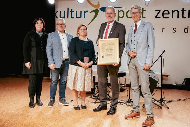 Über die Ehrenbürgerschaft freute sich Johann Schweigler (2.v.r.) | Foto: Marktgemeinde Mettersdorf