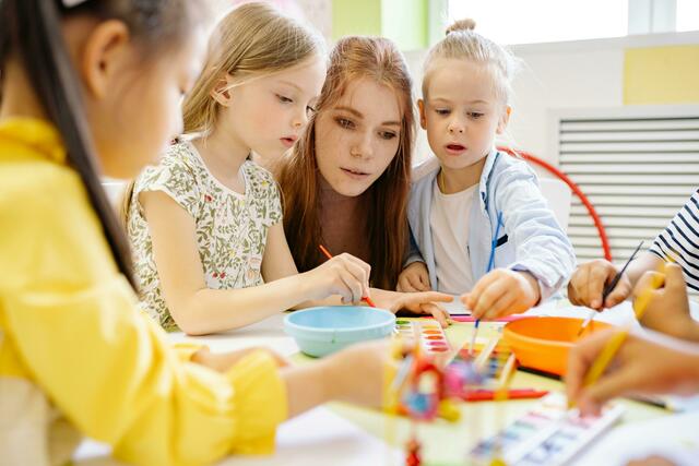 Die Kleinregion setzt auf eine regionale Ausbildungsoffensive, um dem steigenden Bedarf an Kinderbetreuungsplätzen mit gut ausgebildetem Personal zu begegnen. | Foto: pexels/Yan Krukau