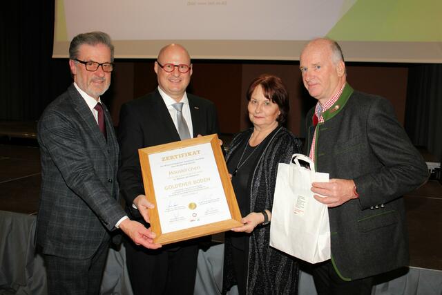 Engelbert Huber und Monique Fitzko nahmen das Zertifikat Goldener Boden von Peter Sükar und Werner Jost entgegen. | Foto: Cescutti