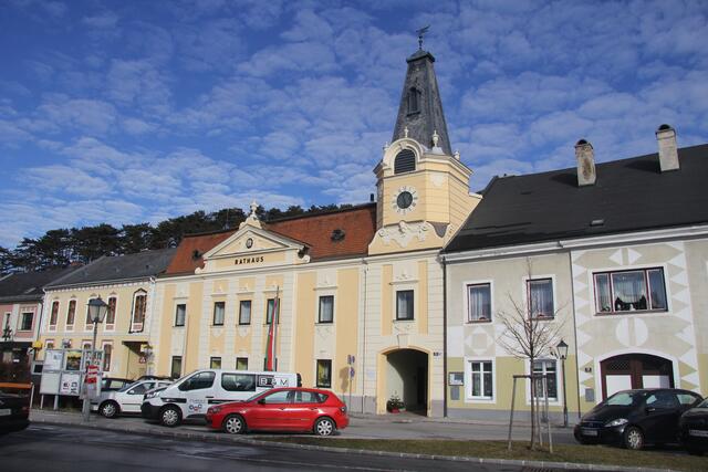 Das denkmalgeschützte Rathaus in Pottenstein ist über 200 Jahre alt. | Foto: Manfred Wlasak