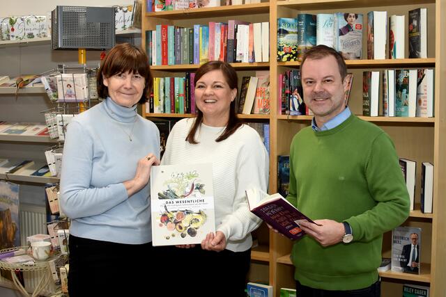 Anni Maria Grössl mit Schwiegertochter Klaudia Grössl und Wirtschaftsstadtrat Christian Stückler, der zur Eröffnung gratulierte. | Foto: Stadtgemeinde Wolfsberg