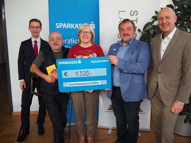 v.li.n.re.: Sparkassendirektor Martin Müllauer, Andy Nastl, Inge Pröglhöf (Büchereileiterin), Präsident Hans Ebner und Sparkassendirektor Erich Fichtenbauer | Foto: Sparkasse Langenlois