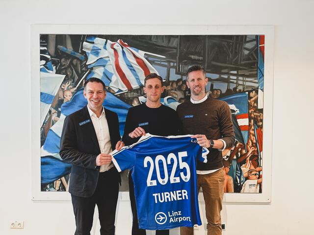 Blau-Weiß-Geschäftsführer Christoph Peschek, Neuzugang Thomas Turner und Sportdirektor Christoph Schösswendter (v.l.n.r.).  | Foto: Foto: FC Blau-Weiß Linz