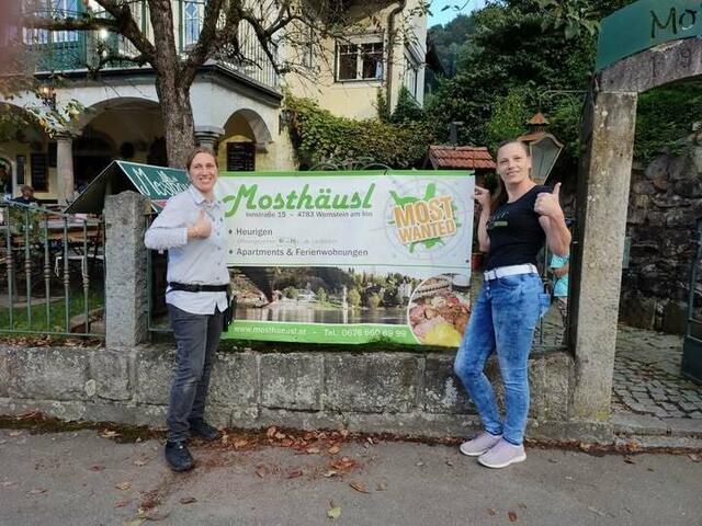 Yvonne Muzalak (r.) wird zudem versuchen, vom 16. bis 18. Jänner 100 Kilometer wandernd und walkend zurückzulegen. Das Mosthäusl aus Wernstein fungiert als Kilometersponsor. | Foto: Laufend dahoam helfen