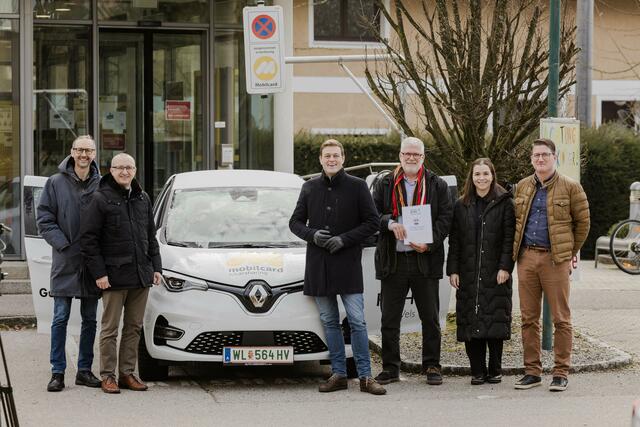 Bürgermeister Gerhard Seemann (2. v. l.) zeigt sich erfreut, Umweltlandesrat Stefan Kaineder (3. v. l.)  in seiner Gemeinde begrüßen und ihm die Klimastrategie 2030 für Pichl zeigen zu dürfen. | Foto: Land OÖ/Werner Dedl