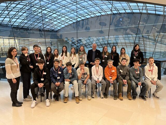 Die Schülerinnen und Schüler der 4b Klasse der Sportmittelschule absolvierten einen Workshop in der Demokratiewerkstatt des Parlaments, bei dem Nationalratspräsident Walter Rosenkranz zu Gast war. | Foto: SMS Waidhofen