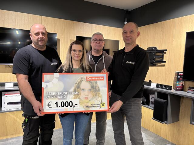 Franz Jedinger (l.), Johann Jedinger (r.) und Josef Bergschober übergaben den Scheck an MeinBezirk-Werbeberaterin Linda Schneider. | Foto: Lacher