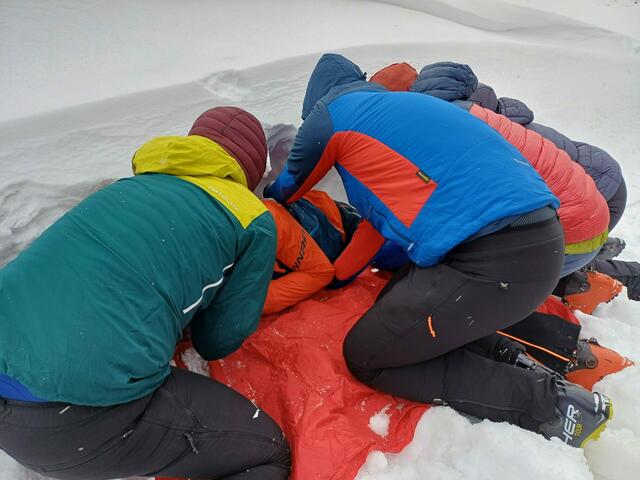 Beim Lawinenseminar der Salzburger Bergrettung übten rund 40 freiwillige Skitouren-Begeisterte und Neueinsteiger die Suche nach Lawinenopfern und erhielten wertvolle Tipps rund um das Thema Lawine. | Foto: Bergrettung Salzburg