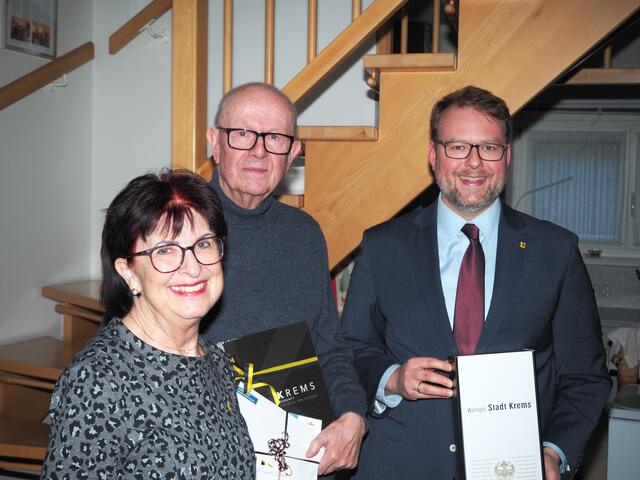 v.li.n.re.: Gemeinderätin Christa Eberl, Jubilar Jürgen Ockenfels und Vizebürgermeister Florian Kamleitner  | Foto: Stadt Krems