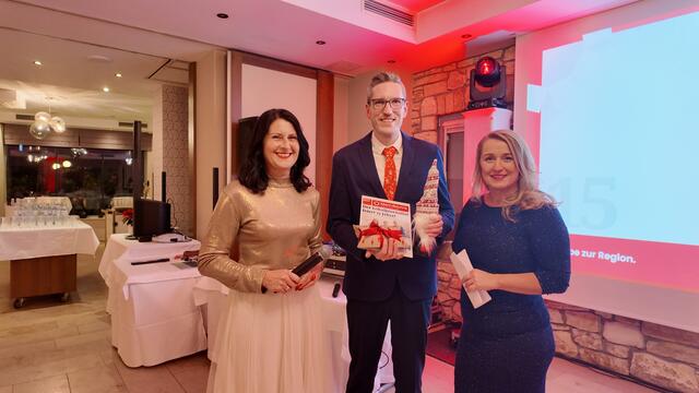 15 Jahre MeinBezirk: Bernhard Schabauer, Chef vom Dienst Waldviertel und Redaktionsleiter Zwettl, mit Chefredakteurin Karin Zeiler und Regionalleiterin Rosmarie Hahn. | Foto: Matthias Wurth