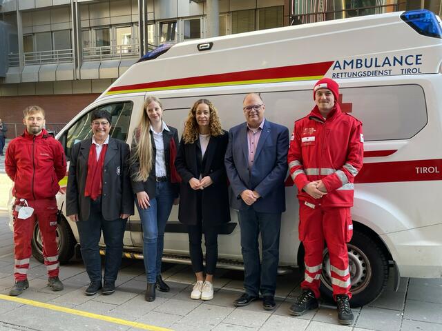 Von li. n. re. Sanitäter, Sylvia Kranebitter, Isabella Mitter,  Eva Pawlata, Thomas Beck, Sanitäter. | Foto: Julia Perktold
