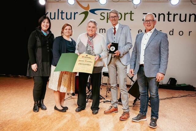 Das „Goldene Ehrenzeichen“ für Aloisia Treichler.  | Foto: Marktgemeinde Mettersdorf