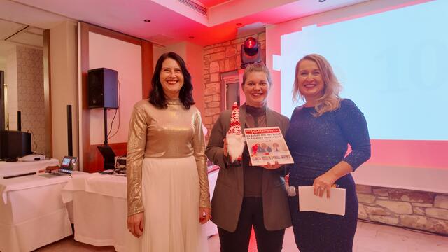 10 Jahre MeinBezirk: Nicole Wurz, Werbeberaterin Amstetten,  mit Chefredakteurin Karin Zeiler und Regionalleiterin Rosmarie Hahn. | Foto: Matthias Wurth