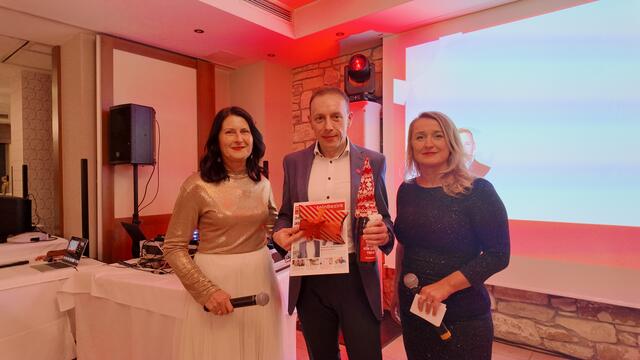 20 Jahre MeinBezirk: Ewald Schnell, Head of Sales, mit Chefredakteurin Karin Zeiler und Regionalleiterin Rosmarie Hahn. | Foto: Matthias Wurth
