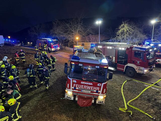 Heute Nachmittag wurden insgesamt 8 Feuerwehren sowie der Rettungsdienst und die Polizei zu einem Dachstuhlbrand mit Alarmstufe „B3“ nach Neustift-Innermanzing alarmiert.  | Foto: DOKU-NÖ