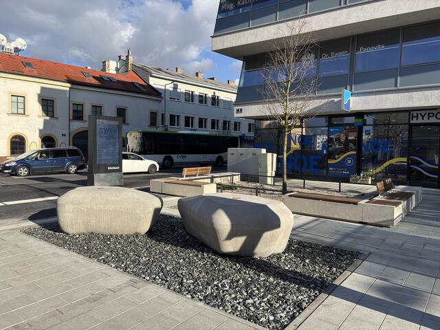 Die ersten Umbauarbeiten am Schwechater Hauptplatz sorgen für eine hitzige Debatte in der Politik. | Foto: Alexander Paulus