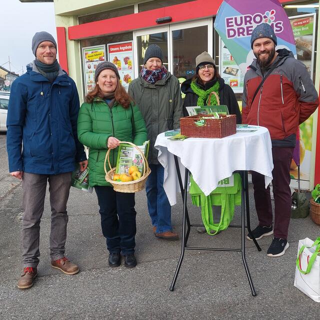 Der Stand der Grünen vor dem Nah &amp; Frisch Markt: Alexander Langecker, Edith Fux, Eva Weinlinger, Ingeborg Gredler und Bernhard Himmer.
 | Foto: Die Grünen Absdorf